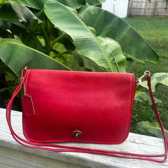 PRE CREED VTG Coach Red Leather Crossbody Shoulder Bag Turnlock Gold HW 70/80s - Picture 1 of 16